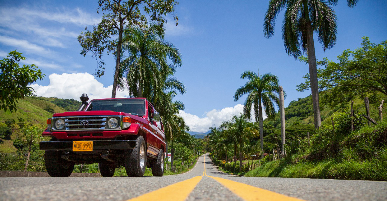 Fotografía de tráfico en carretera del país.