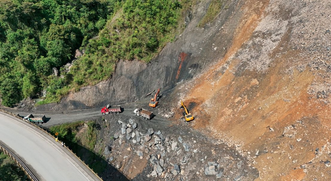El Instituto Nacional de Vías, Invías, informa a la opinión pública que continúa atendiendo la emergencia del km 82