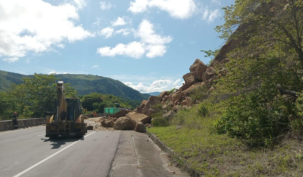 Invías alerta a usuarios del corredor El Korán – Guaduas, donde atiende caída de rocas