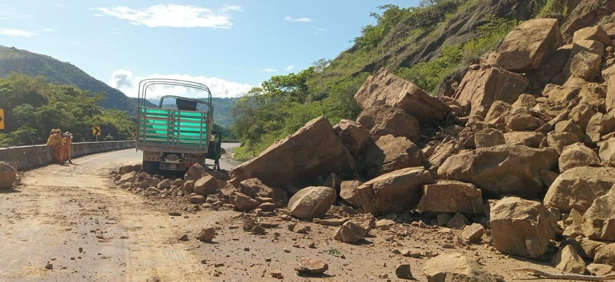 Invías alerta a usuarios del corredor El Korán – Guaduas, donde atiende caída de rocas