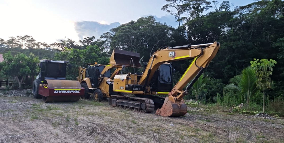 Fotografía de colaboradores del Invías operando maquinaria pesada en el corredor San Miguel - Santana, Putumayo.