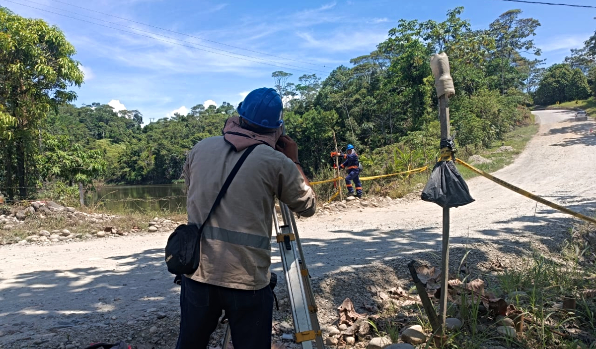 Fotografía de colaboradores del Invías en labores del estudio de suelo en corredor San Miguel - Santana, Putumayo.
