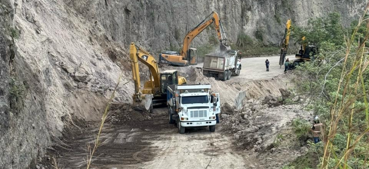 Operarios realizan desalojo de piezas metálicas sobre calzada en el corredor Pasto - Mojarras