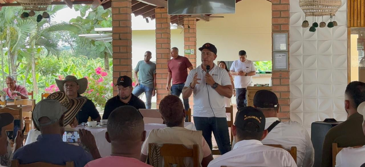 Invías se reúne con líderes comunales y alcaldes en San Juan de Urabá, Antioquia