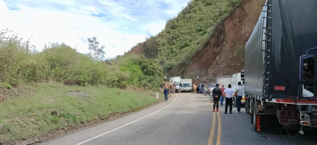 Invías traslada maquinaria para atender caída de rocas en el corredor Pasto - Mojarras