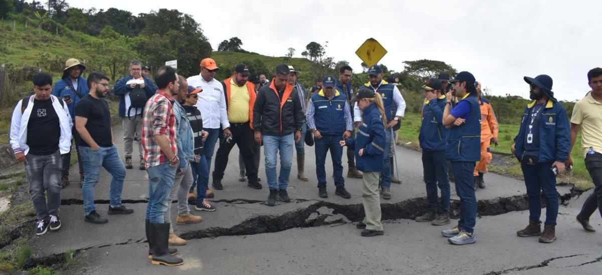 Invías despliega su capacidad técnica y operativa para atender emergencia en la vía Landázuri - Barbosa, Santander