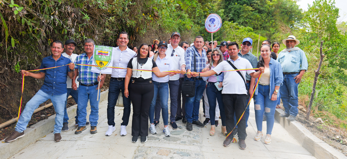 Invías entrega 166 metros de placa huella y realiza mejoramiento de escuela rural en Alvarado, Tolima