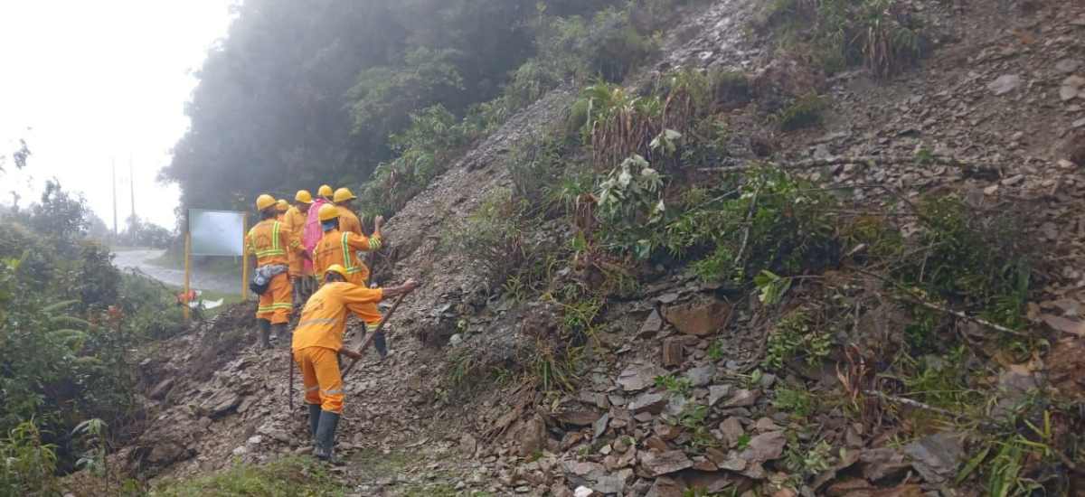 En Cauca, personal del Invías atiende emergencia en la vía Santiago – Santa Rosa