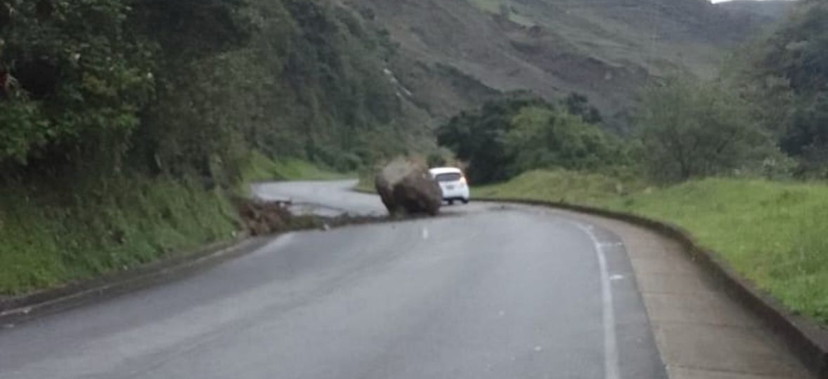 Invías atiende caída de roca en la vía Junín – Pedregal, Nariño