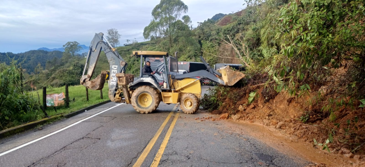 Invías atiende múltiples caídas de material en el sector Manizales – fresno, Caldas