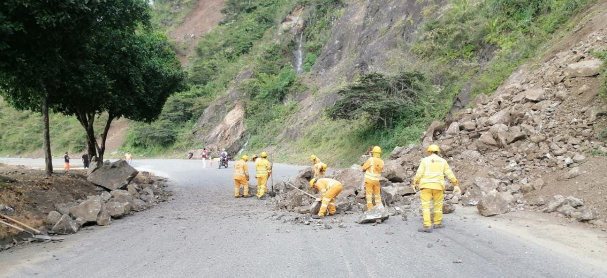 Invías atiende deslizamiento de rocas en en la vía Pasto- Mojarras, Nariño