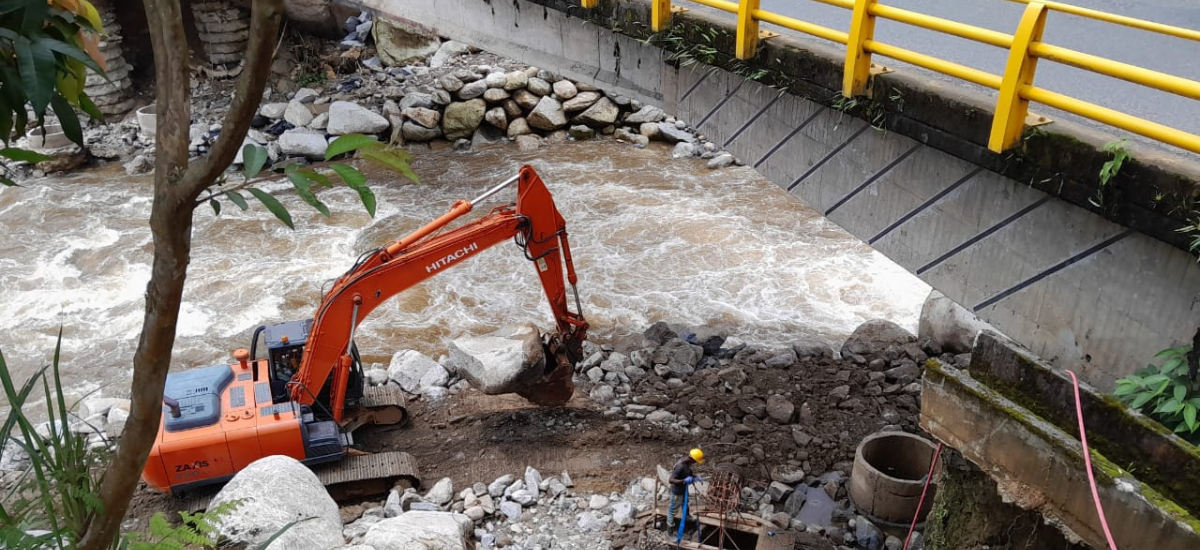 Invías avanza en la recuperación del puente de Cocorná en Antioquia