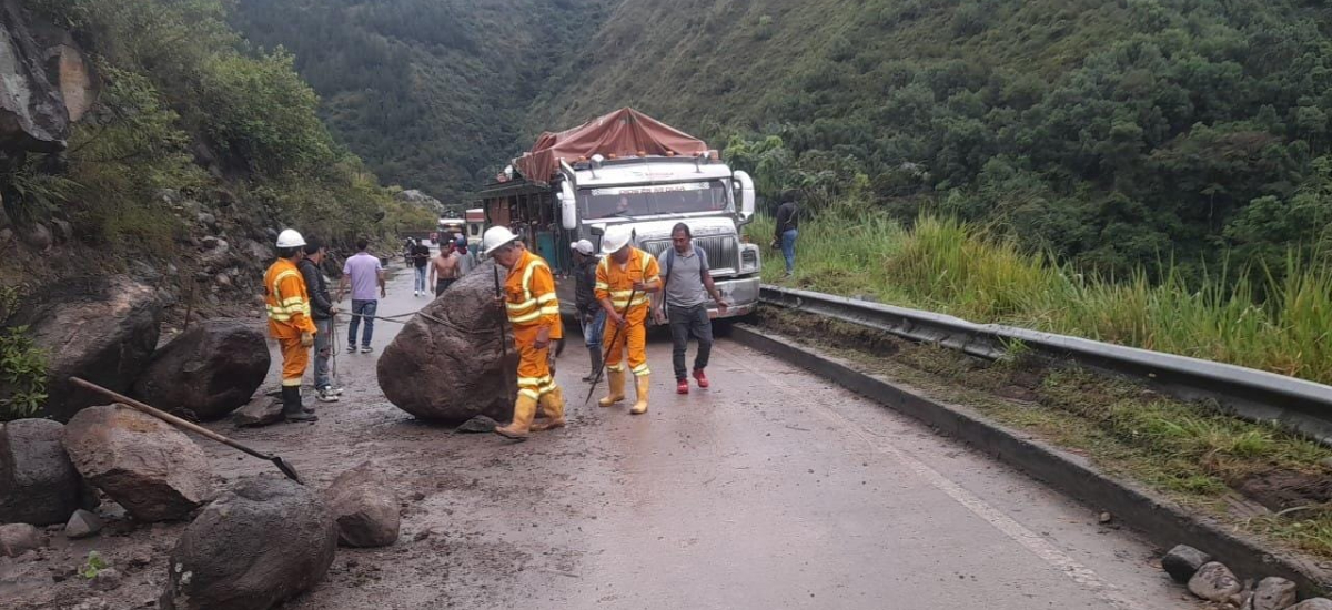 Invías atiende nuevo deslizamiento en la Transversal Huila – Cauca, departamento de Huila
