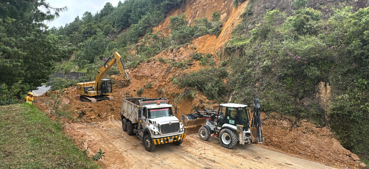 Con maquinaria y operarios, Invías continúa la remoción de 4.000 m3 de material en el par vial Alto de Daza, Nariño
