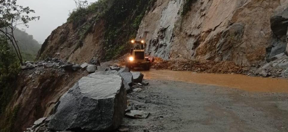 Maquinaria y operarios de Invías atienden deslizamiento en vía Quibdó – La Mansa, Chocó