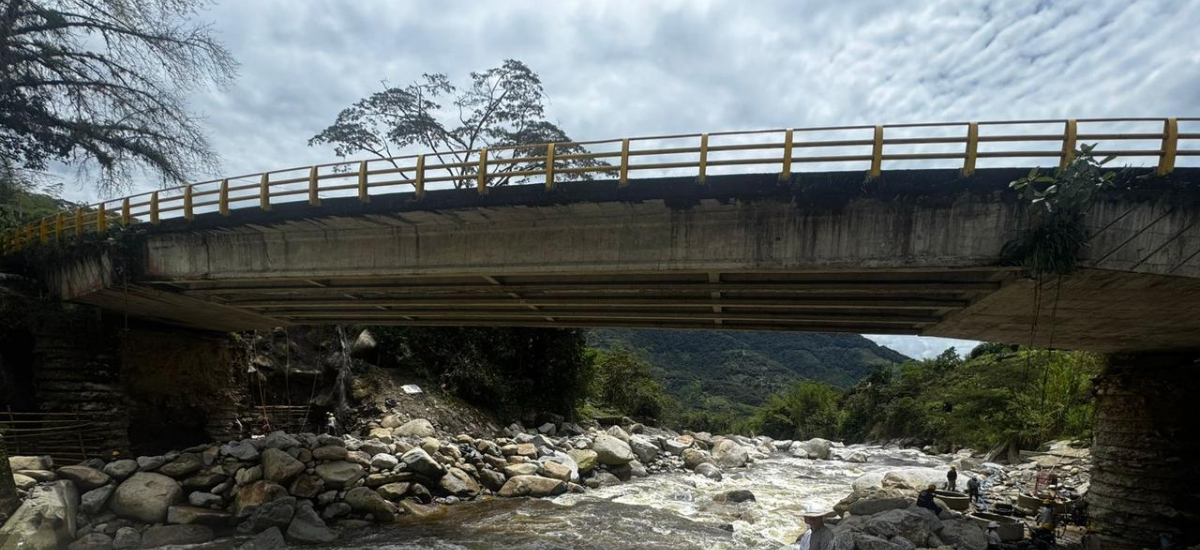 Invías continúa trabajos de adecuación en el puente de Cocorná, Antioquia, con un avance del 35%