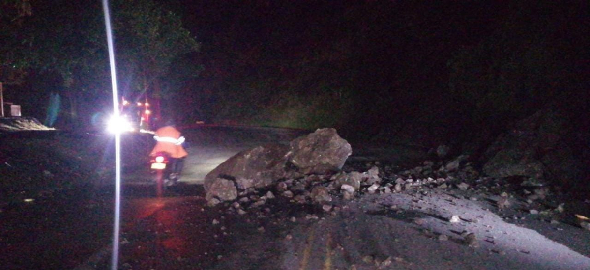 Personal de Invías remueve material caído sobre la vía Pasto – Mojarras, Nariño