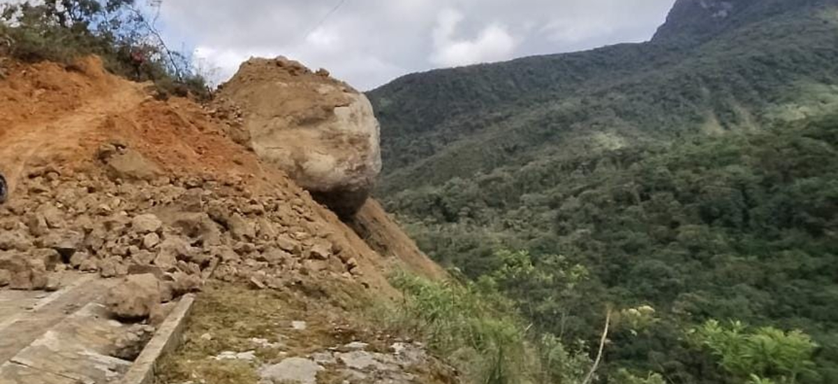 Invías atiende deslizamiento de gran tamaño en la vía Inzá – Totoró, Cauca