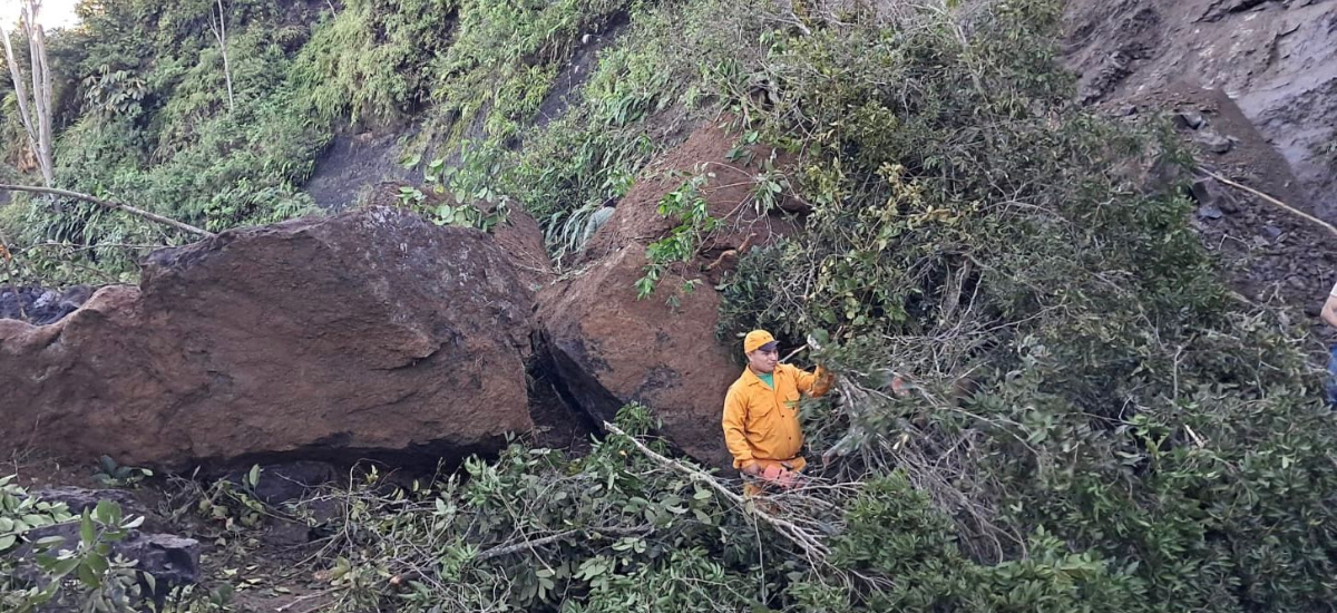 Invías atiende la emergencia en el km 15 del corredor Landázuri- Barbosa, Santander