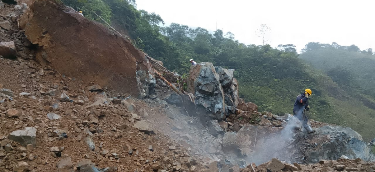 Deslizamiento rocoso genera cierre total del corredor Quibdó – La Mansa