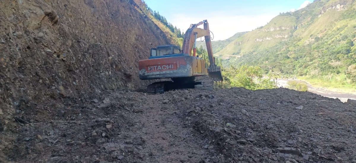 Más de una decena de trabajadores adelantan obras de explanación para reestablecer el tránsito en la vía Páez, Cauca