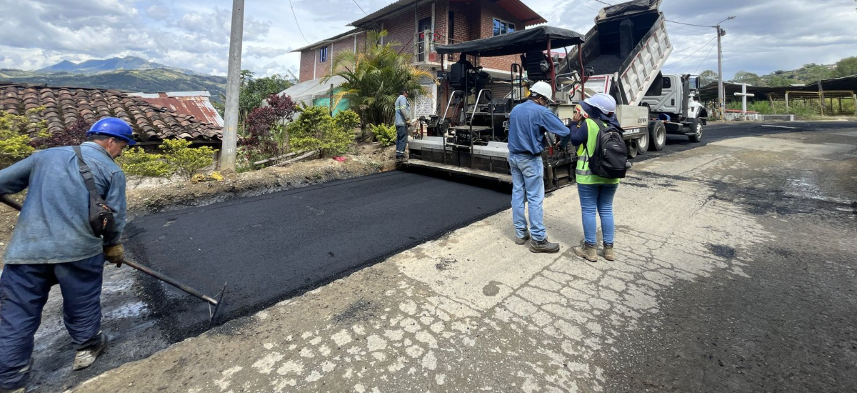 Con diferentes labores se lleva a cabo el mantenimiento de la vía Panamericana