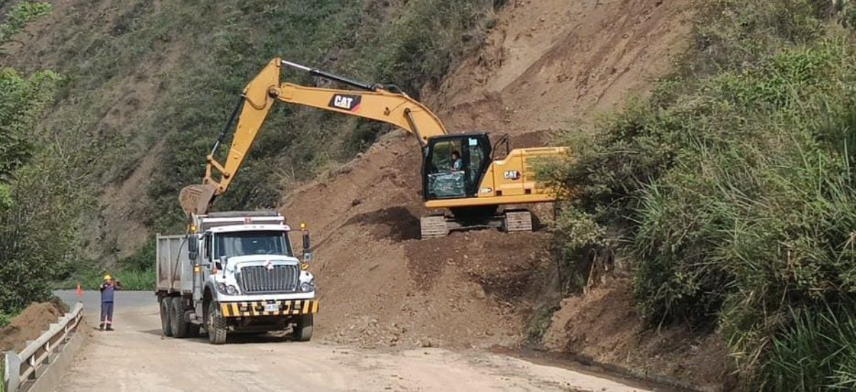 Invías avanza en jornada de limpieza de la vía Pasto – Mojarras para evacuar material caído de 20 derrumbes menores