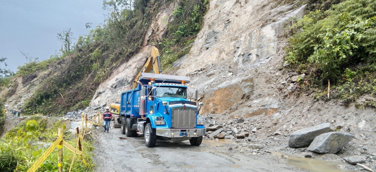Con maquinaria y personal, Invías atiende deslizamiento de rocas en la vía Quibdó – La Mansa, Chocó