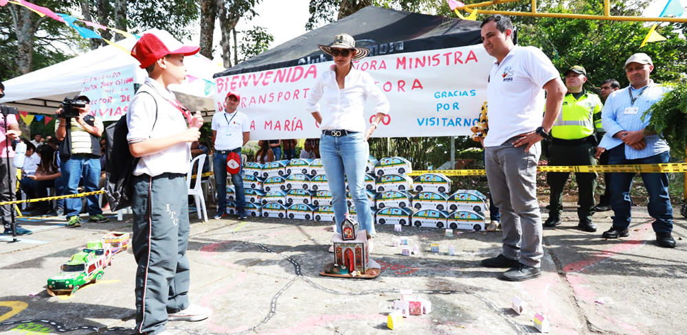 Fotografía Ministra de Transporte y Director del INVÍAS junto a un niño durante Primera Ruta Escuela de la Adaptación