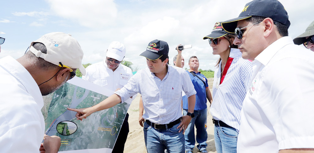 Fotografía del Director General del INVÍAS y la Ministra de Transporte durante el inicio de los estudios y diseños