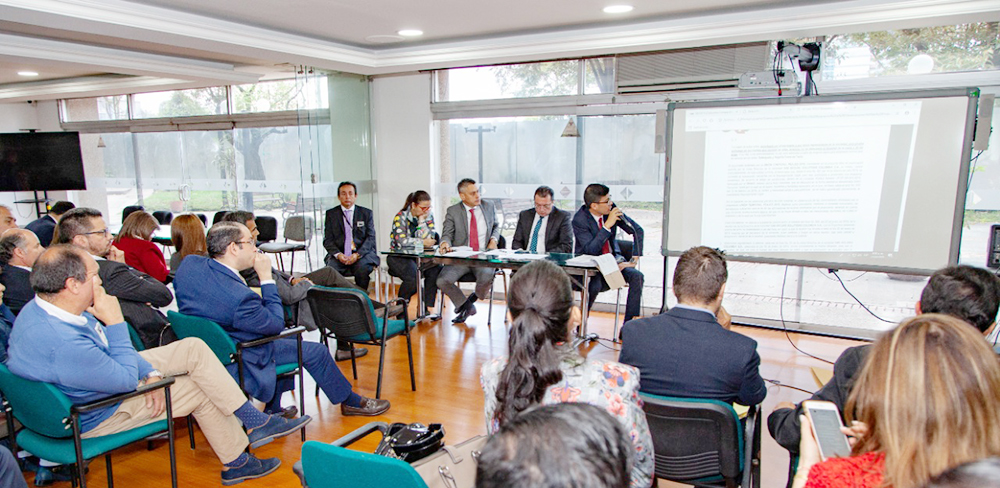 Fotografía de los directivos del INVÍAS durante la presentación de la base de datos