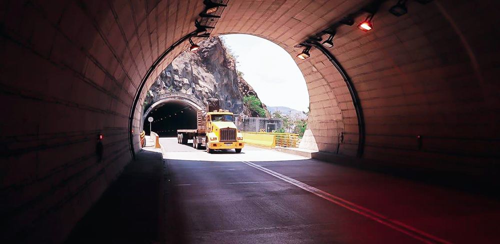 Fotografía de transporte pesado sobre el túnel del Valle del Cauca