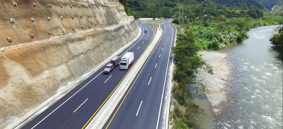 Fotografía de vía que muestra la infraestructura de la Red Vial Nacional.