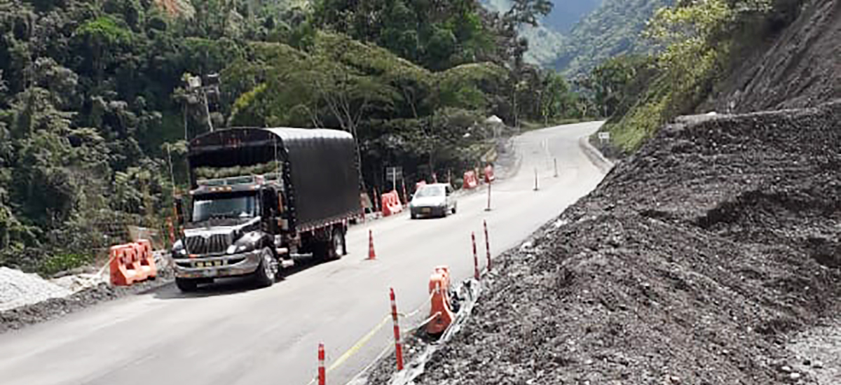 Fotografía del tránsito de vehículos en la vía habilitada 24 horas Medellín - Bogotá