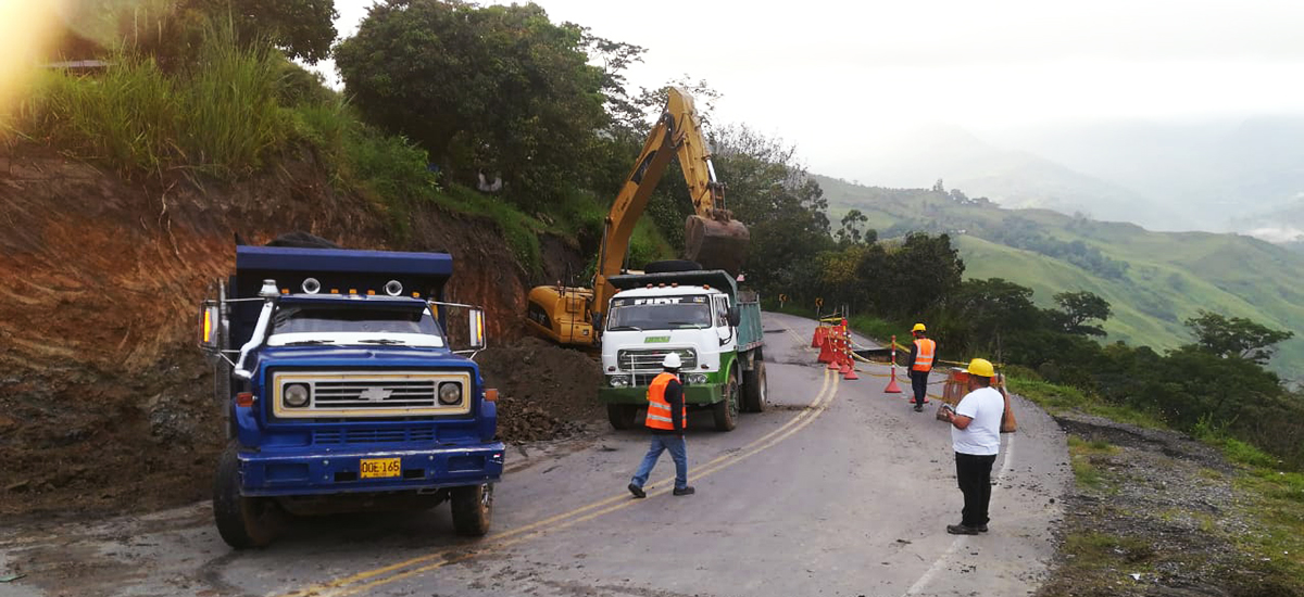 Fotografía de los trabajadores en la emergencia de la vía Popayán Mojarras.