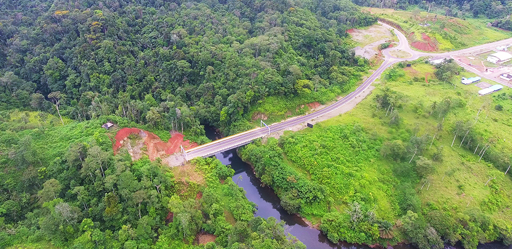 Fotografía Panorámica del avance en la vía internacional Colombia - Ecuador a la altura del Río Mataje