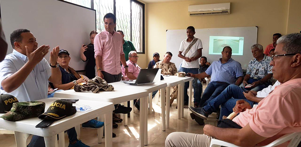 Fotografía Director del INVÍAS durante la adjudicación del contrato de obras para la la vía Río Pereira - San Juan del Cesar