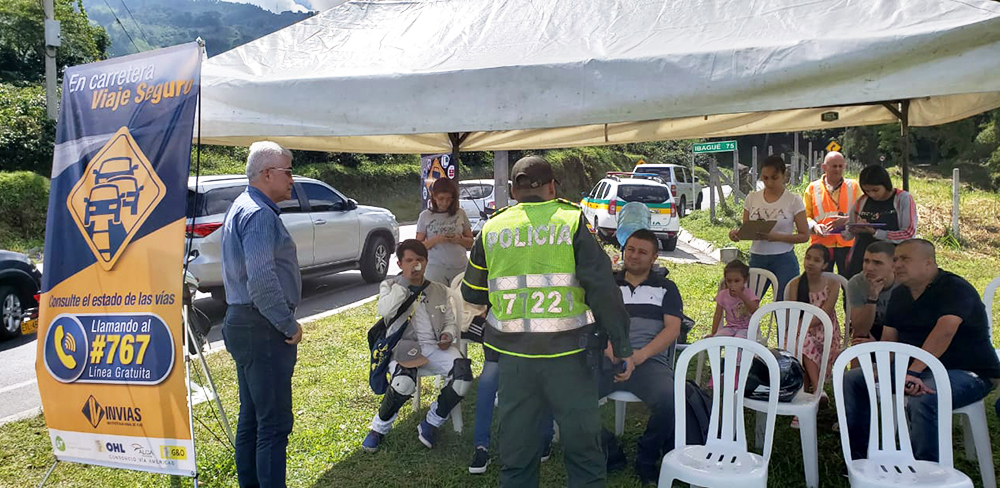 Fotografía del personal del INVÍAS, Policía Nacional y la comunidad durante la campaña de prevención vial en inmediaciones del Proyecto Cruce de la Cordillera Central.