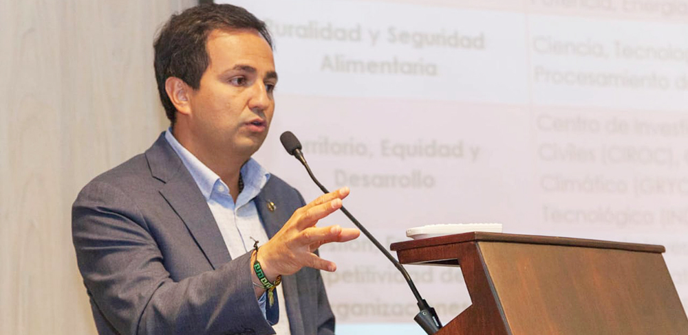 Fotografía del Director del INVÍAS durante su intervención en el segundo Foro de Gestión del Riesgo