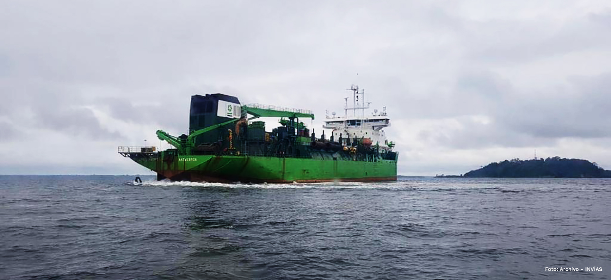 Fotografía de dragado en puerto de Tumaco.