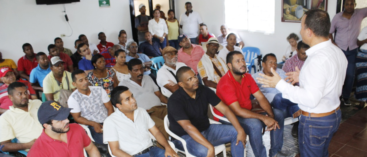 Fotografía de la reunión de funcionarios INVÍAS con la comunidad.