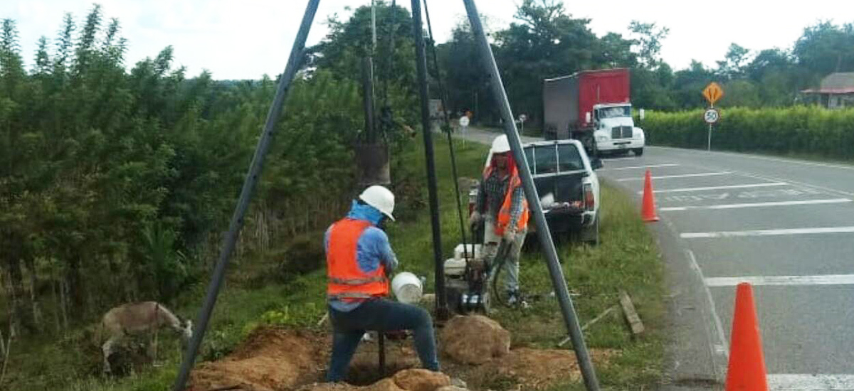 Fotografía de los trabajos de mantenimiento y rehabilitación de la vía Planeta Rica - La Ye, en Córdoba
