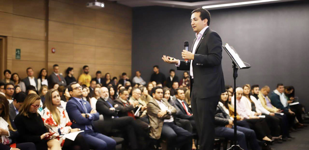 Fotografía del Director General, Juan Esteban Gil durante su intervención en el Cuarto Foro INVÍAS.