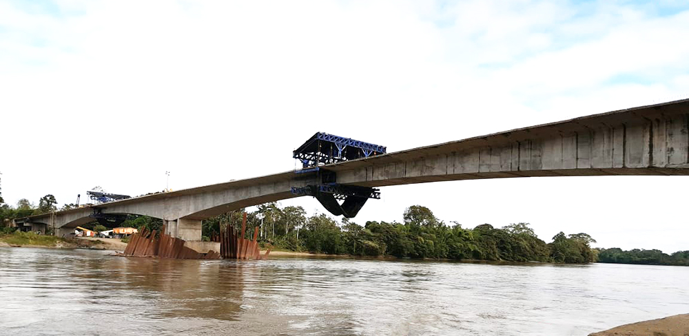 Fotografía del puente sobre el río Mira