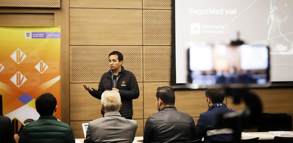 Fotografía del Director General del INVÍAS durante su intervención en la Tercera Rueda de Innovación y Sostenibilidad de INVÍAS y la ANSV.