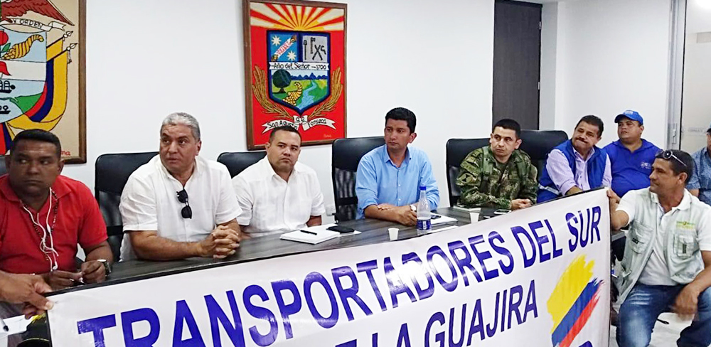 Fotografía de la mesa de trabajo de INVÍAS con la comunidad.