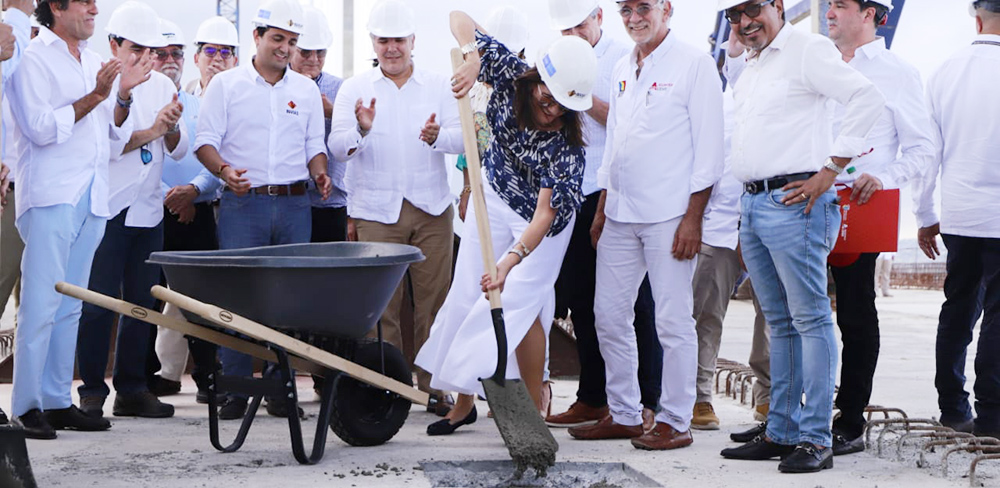 Fotografía del Presidente de La República, la Ministra de Transporte y el Director General del INVÍAS junto a sus colaboradores.