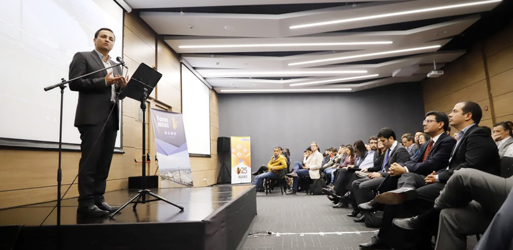 Fotografía del Director General del INVÍAS durante su intervención en el Foro INVÍAS