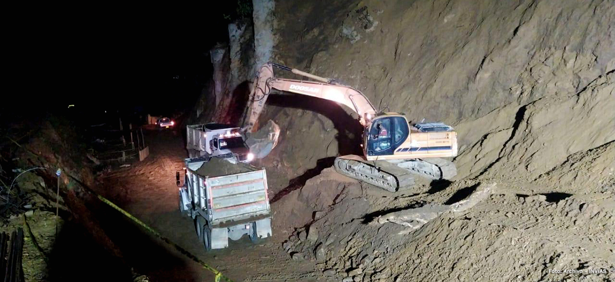 Fotografía de la maquinaria pesada en los trabajos de atención al suceso.