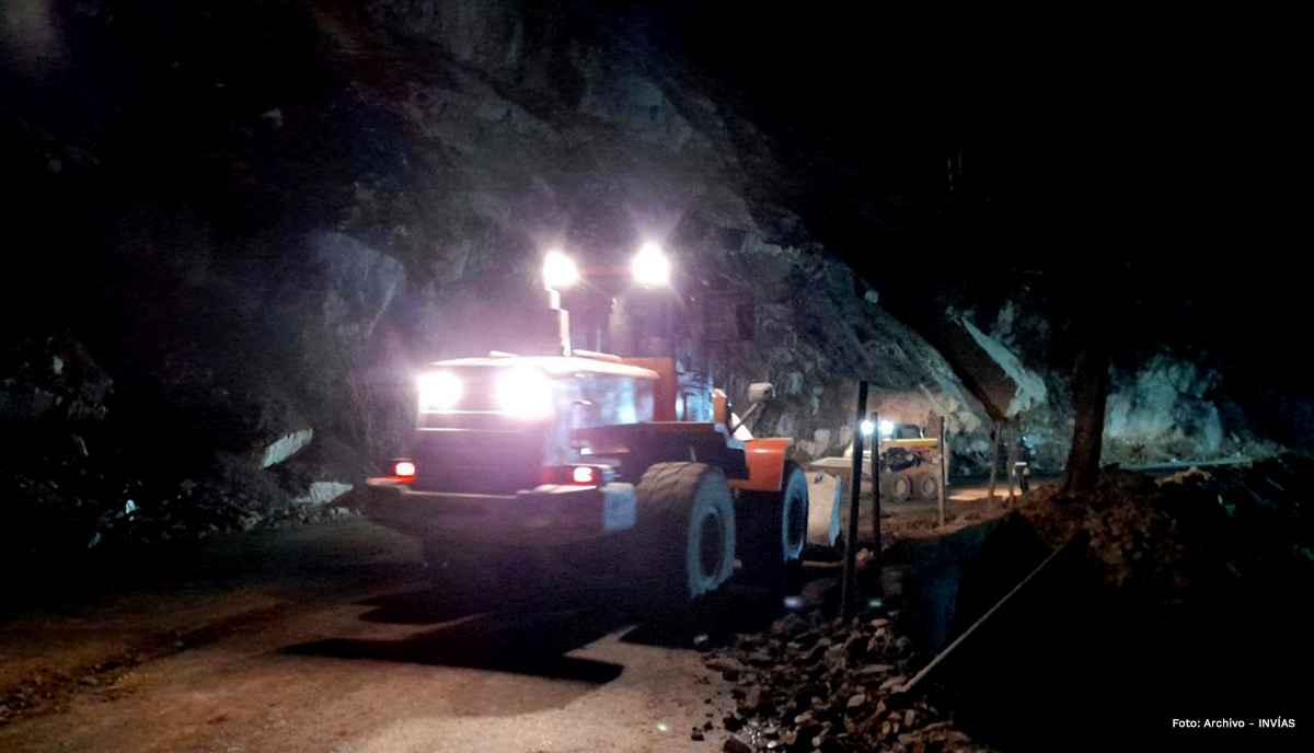 Fotografía de la maquinaria pesada en los trabajos de atención al suceso.
